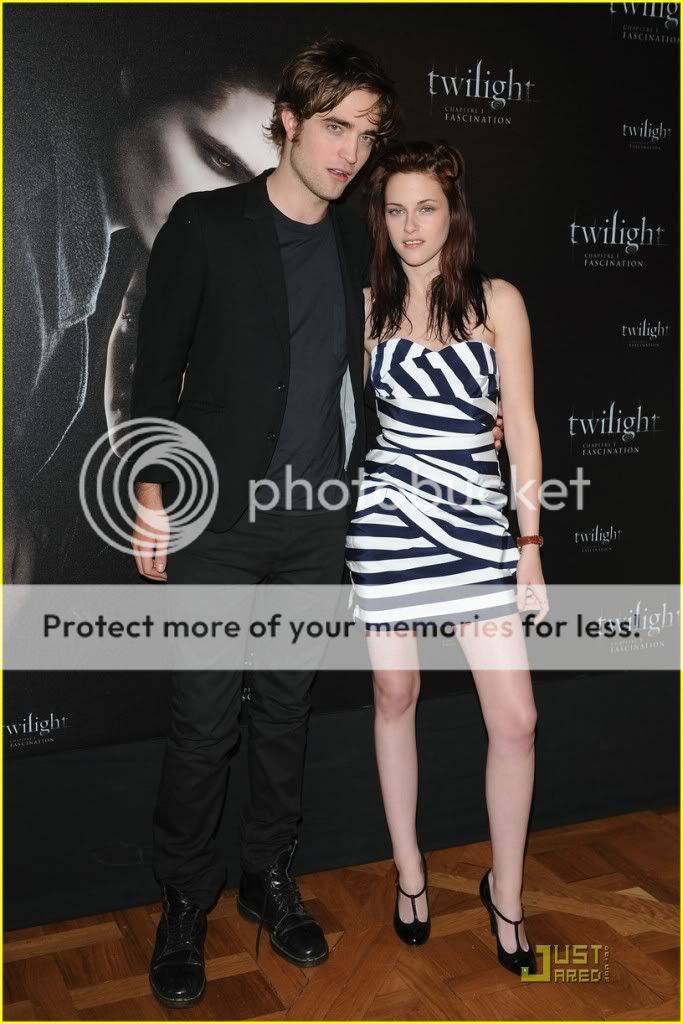 http://i232.photobucket.com/albums/ee236/shadowma1771/Twilight/kristen-stewart-twilight-paris-06.jpg