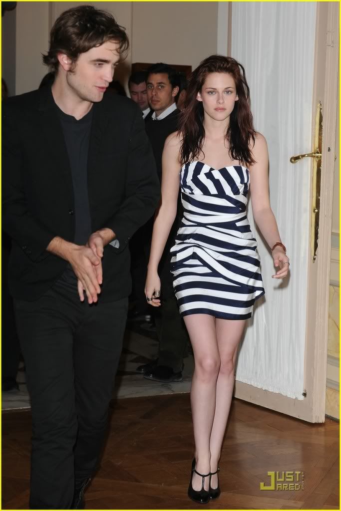 http://i232.photobucket.com/albums/ee236/shadowma1771/Twilight/kristen-stewart-twilight-paris-08.jpg