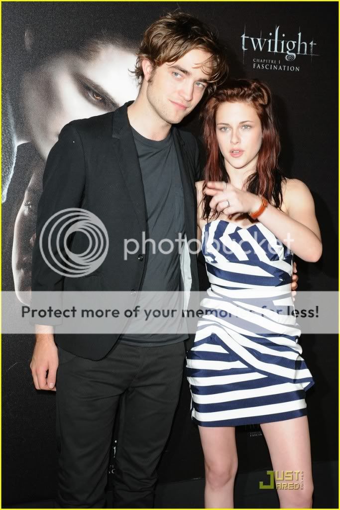 http://i232.photobucket.com/albums/ee236/shadowma1771/Twilight/kristen-stewart-twilight-paris-12.jpg