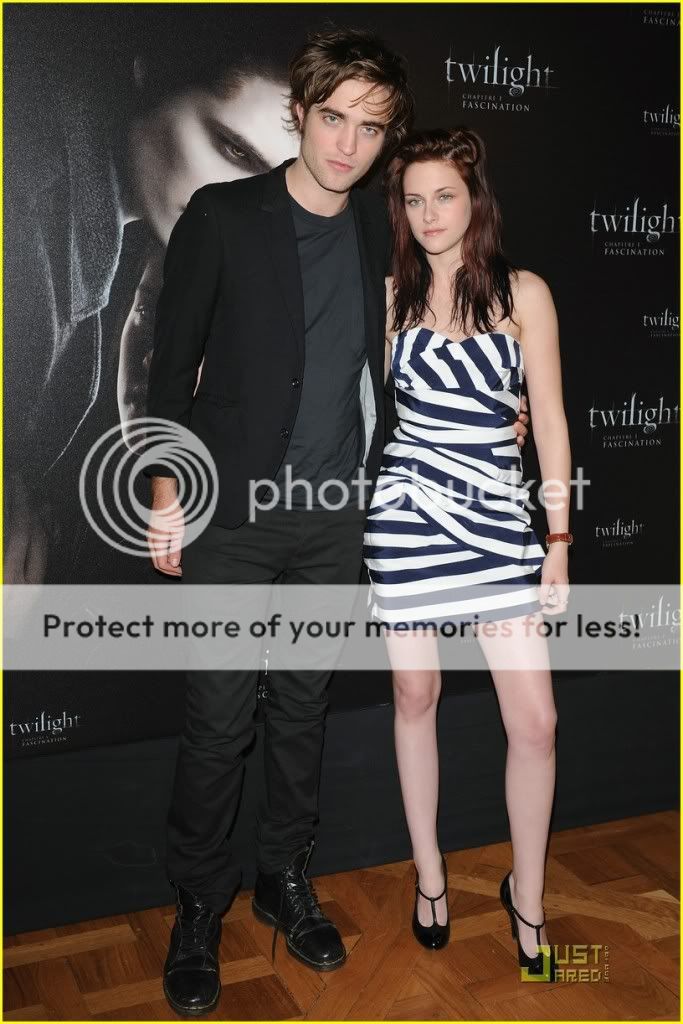 http://i232.photobucket.com/albums/ee236/shadowma1771/Twilight/kristen-stewart-twilight-paris-16.jpg