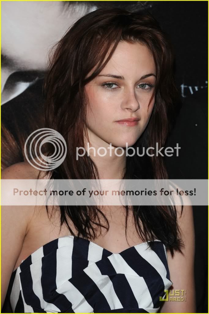 http://i232.photobucket.com/albums/ee236/shadowma1771/Twilight/kristen-stewart-twilight-paris-21.jpg