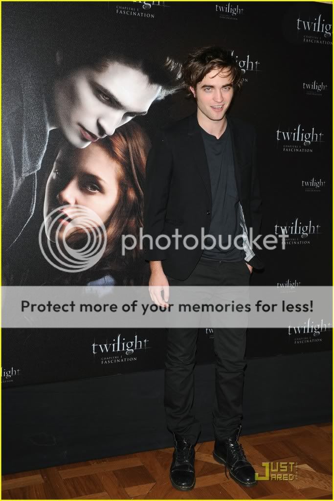 http://i232.photobucket.com/albums/ee236/shadowma1771/Twilight/kristen-stewart-twilight-paris-22.jpg