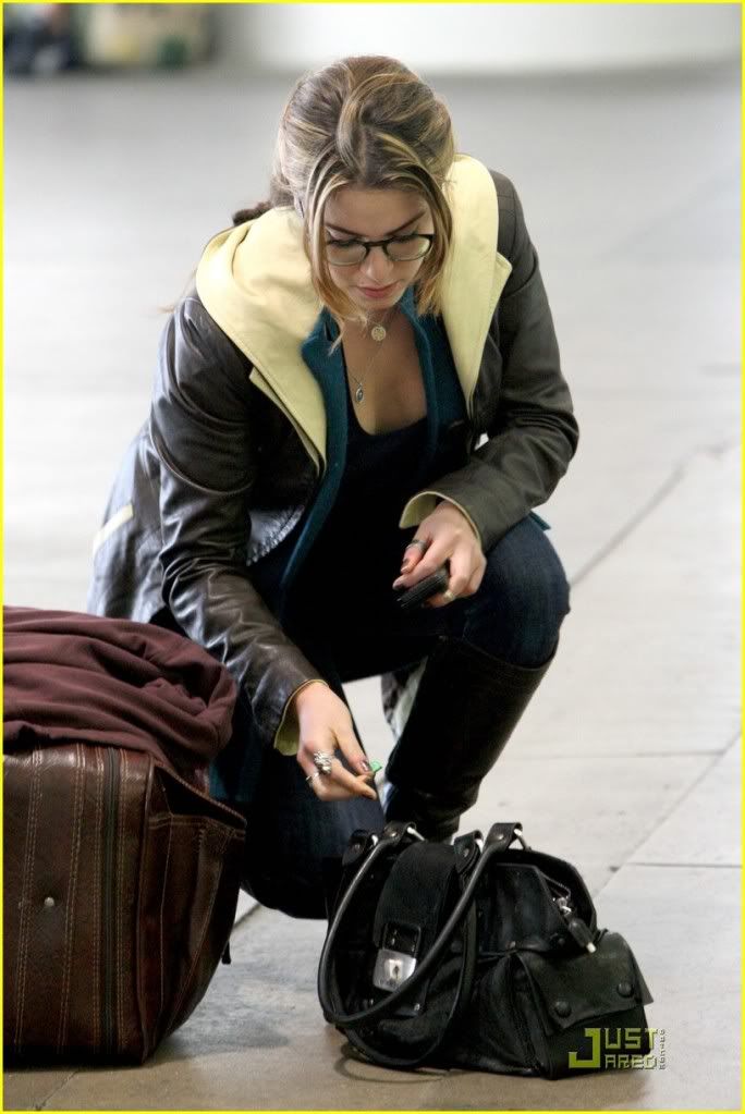 http://i232.photobucket.com/albums/ee236/shadowma1771/Twilight/nikki-reed-sage-lax-03.jpg