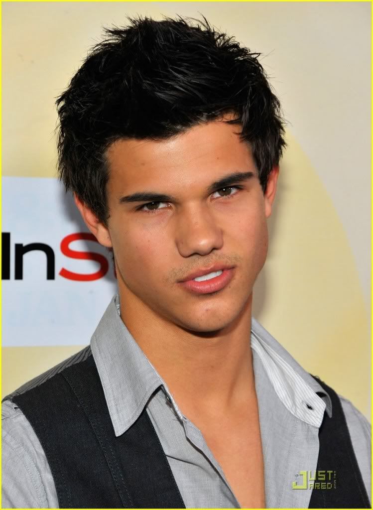 http://i232.photobucket.com/albums/ee236/shadowma1771/Twilight/nikki-reed-taylor-lautner-salute-1.jpg