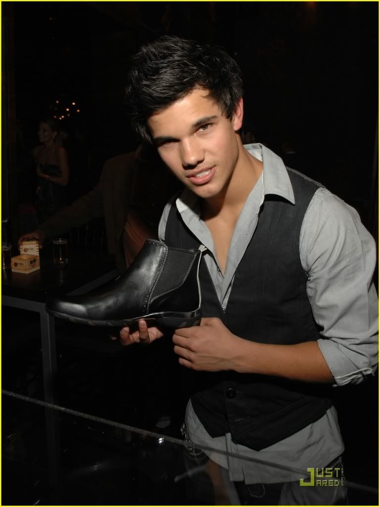 http://i232.photobucket.com/albums/ee236/shadowma1771/Twilight/nikki-reed-taylor-lautner-salute-3.jpg