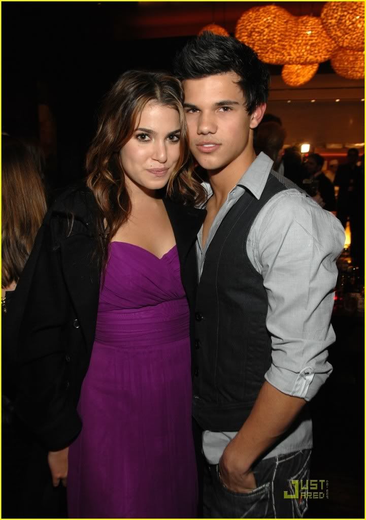 http://i232.photobucket.com/albums/ee236/shadowma1771/Twilight/nikki-reed-taylor-lautner-salute-4.jpg