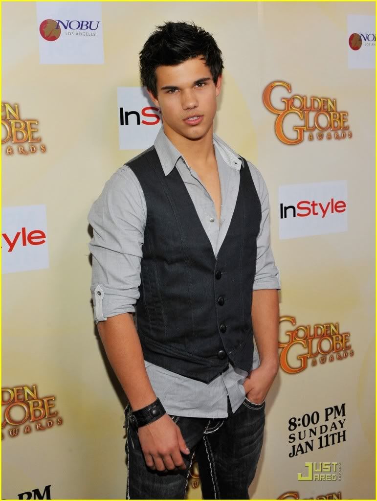 http://i232.photobucket.com/albums/ee236/shadowma1771/Twilight/nikki-reed-taylor-lautner-salute-6.jpg