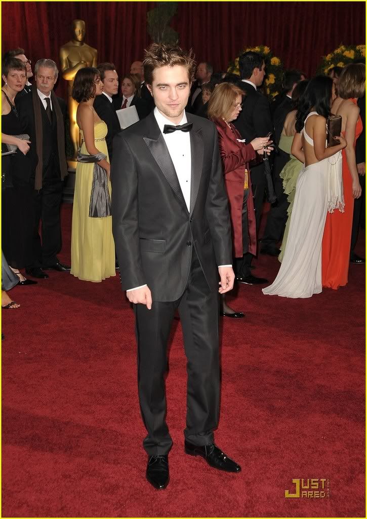 http://i232.photobucket.com/albums/ee236/shadowma1771/Twilight/robert-pattinson-2009-oscars-02.jpg