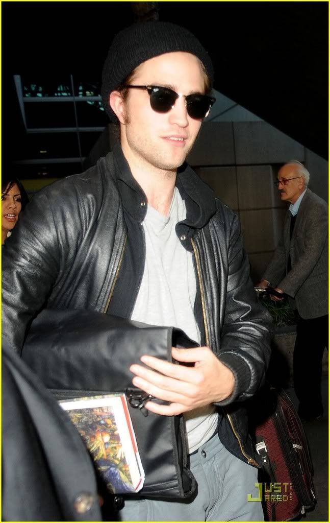 http://i232.photobucket.com/albums/ee236/shadowma1771/Twilight/robert-pattinson-book-lover-lax-03.jpg