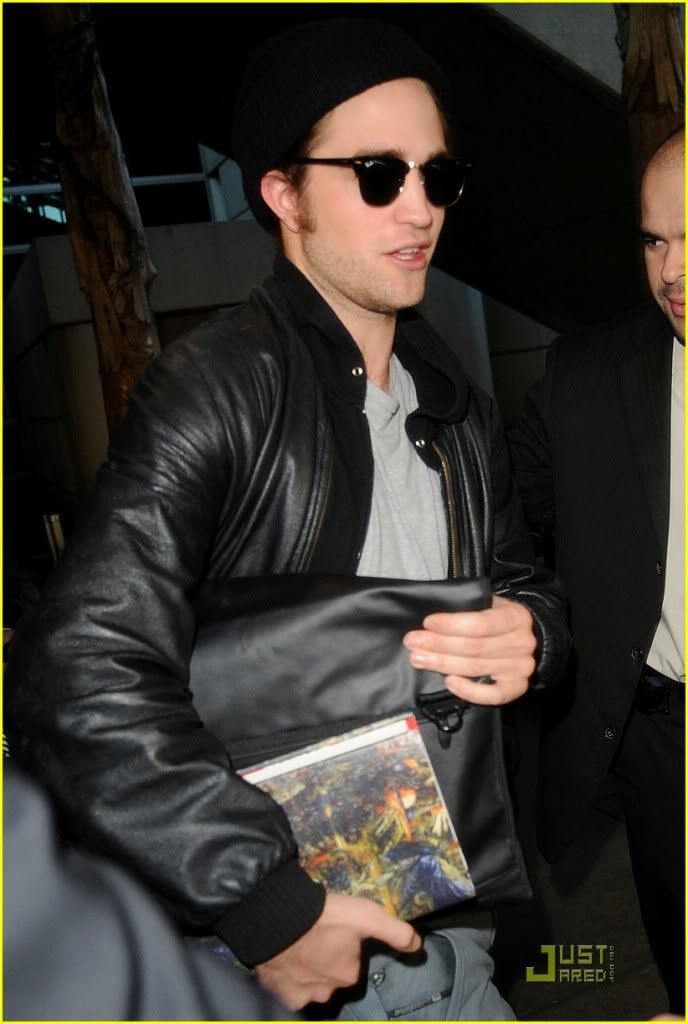 http://i232.photobucket.com/albums/ee236/shadowma1771/Twilight/robert-pattinson-book-lover-lax-05.jpg