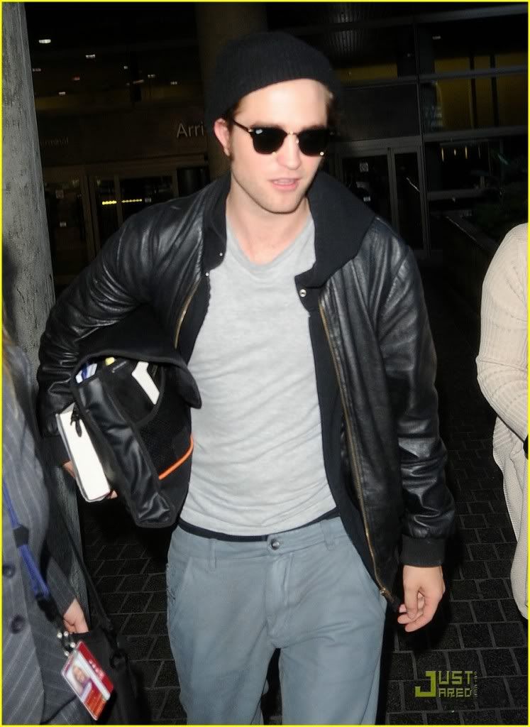 http://i232.photobucket.com/albums/ee236/shadowma1771/Twilight/robert-pattinson-book-lover-lax-06.jpg