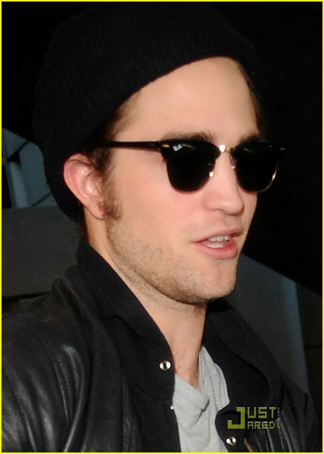 http://i232.photobucket.com/albums/ee236/shadowma1771/Twilight/robert-pattinson-book-lover-lax-07.jpg