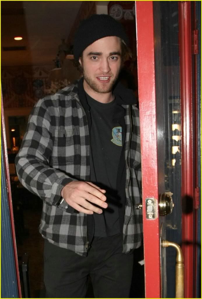 http://i232.photobucket.com/albums/ee236/shadowma1771/Twilight/robert-pattinson-la-conversation-03.jpg