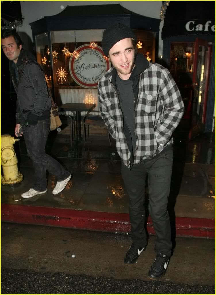 http://i232.photobucket.com/albums/ee236/shadowma1771/Twilight/robert-pattinson-la-conversation-07.jpg