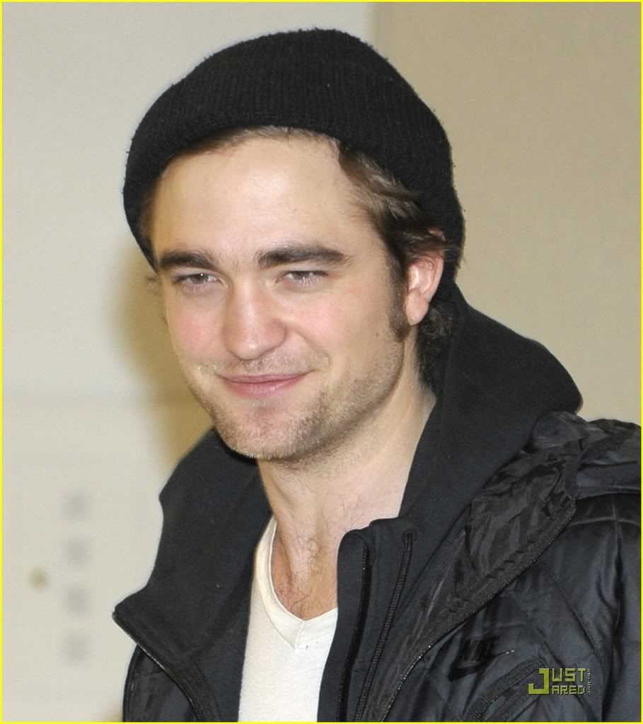 http://i232.photobucket.com/albums/ee236/shadowma1771/Twilight/robert-pattinson-narita-airport-01.jpg