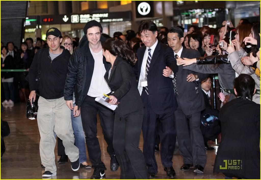 http://i232.photobucket.com/albums/ee236/shadowma1771/Twilight/robert-pattinson-narita-airport-02.jpg