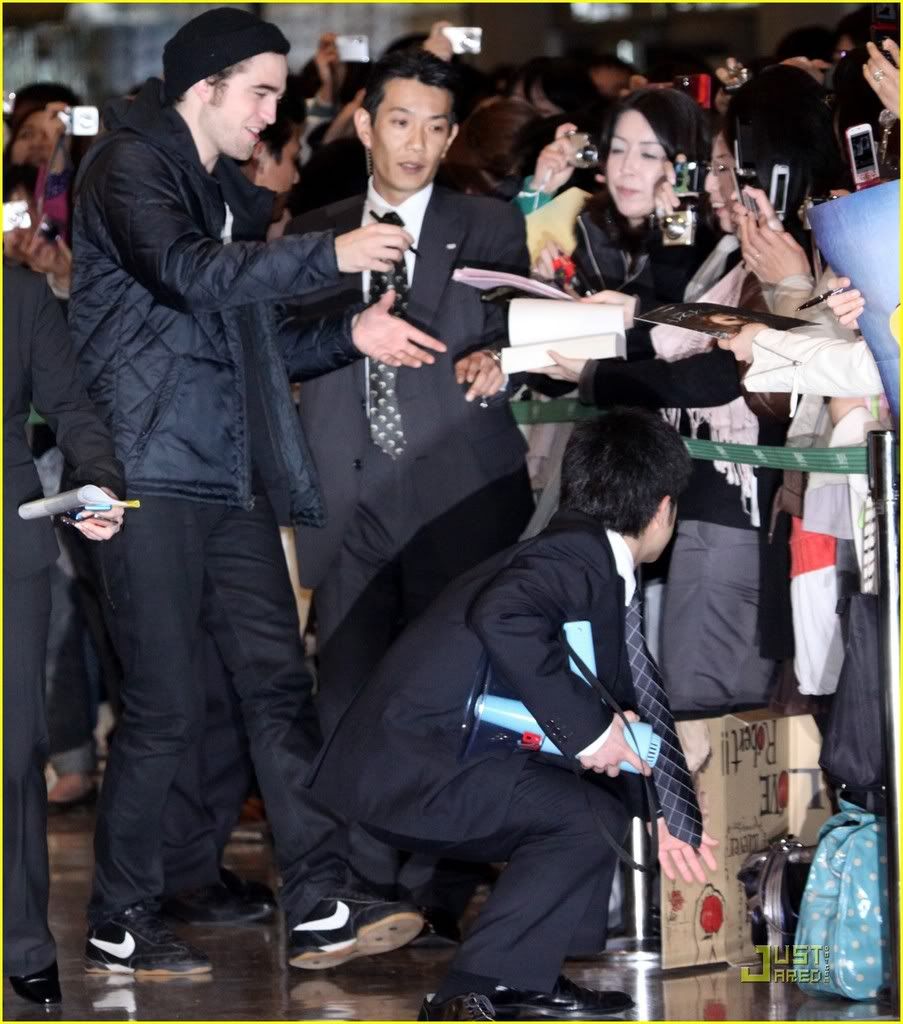 http://i232.photobucket.com/albums/ee236/shadowma1771/Twilight/robert-pattinson-narita-airport-03.jpg