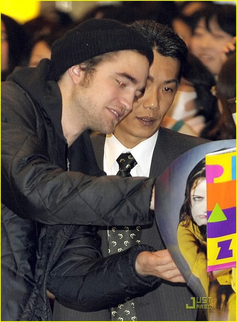 http://i232.photobucket.com/albums/ee236/shadowma1771/Twilight/robert-pattinson-narita-airport-04.jpg