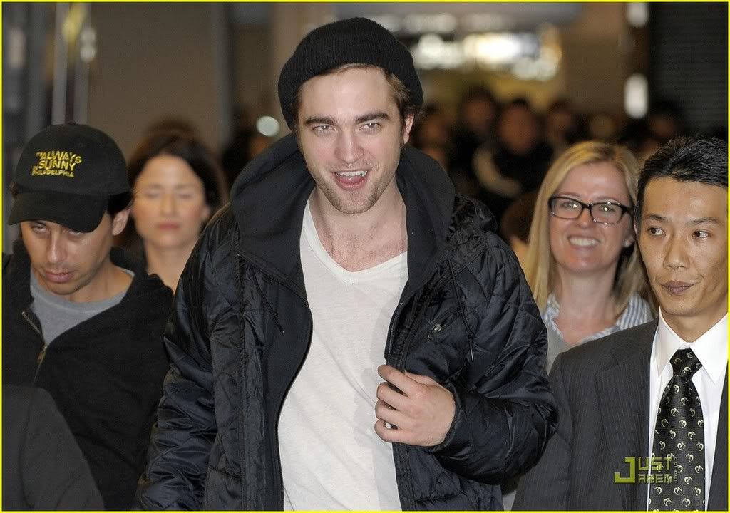 http://i232.photobucket.com/albums/ee236/shadowma1771/Twilight/robert-pattinson-narita-airport-06.jpg