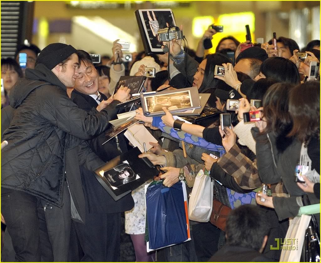 http://i232.photobucket.com/albums/ee236/shadowma1771/Twilight/robert-pattinson-narita-airport-08.jpg