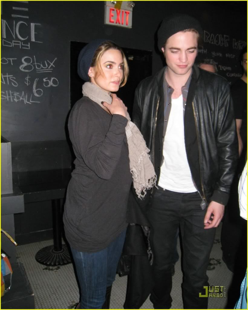 http://i232.photobucket.com/albums/ee236/shadowma1771/Twilight/robert-pattinson-sage-dills-05.jpg