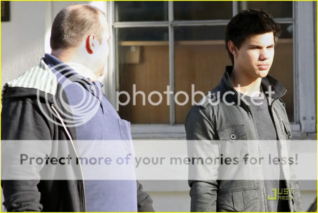 http://i232.photobucket.com/albums/ee236/shadowma1771/Twilight/robert-pattinson-taylor-lautner--4.jpg