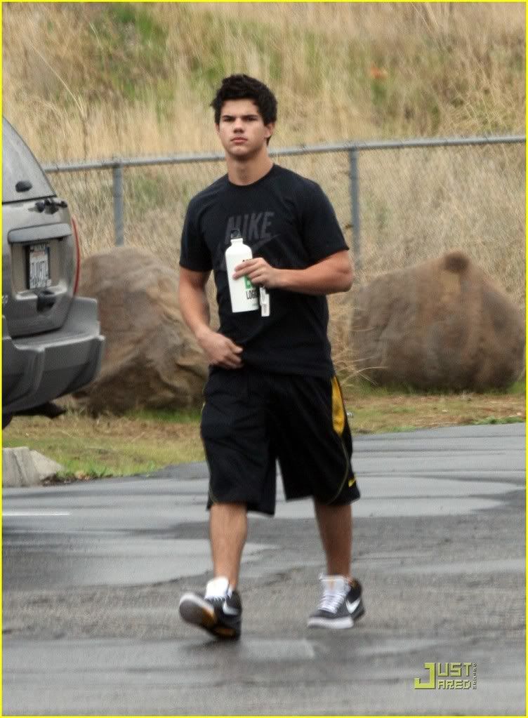 http://i232.photobucket.com/albums/ee236/shadowma1771/Twilight/taylor-lautner-afternoon-workout-01.jpg