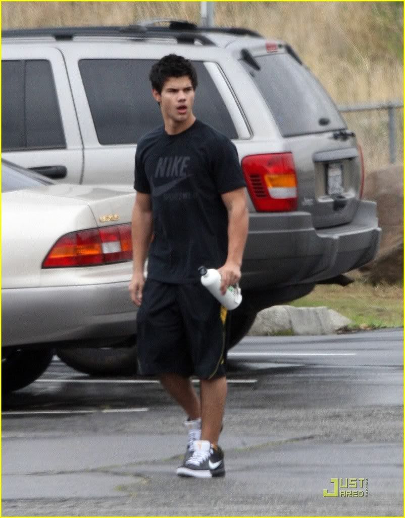 http://i232.photobucket.com/albums/ee236/shadowma1771/Twilight/taylor-lautner-afternoon-workout-02.jpg