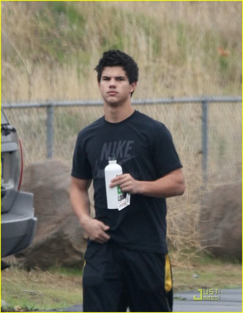 http://i232.photobucket.com/albums/ee236/shadowma1771/Twilight/taylor-lautner-afternoon-workout-03.jpg