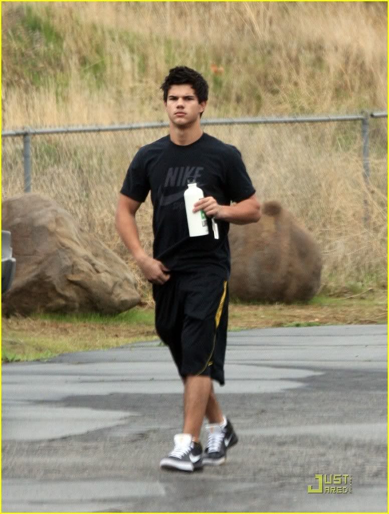 http://i232.photobucket.com/albums/ee236/shadowma1771/Twilight/taylor-lautner-afternoon-workout-06.jpg