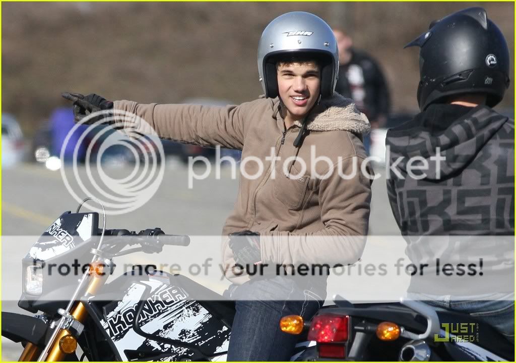 http://i232.photobucket.com/albums/ee236/shadowma1771/Twilight/taylor-lautner-dirt-bike-01.jpg