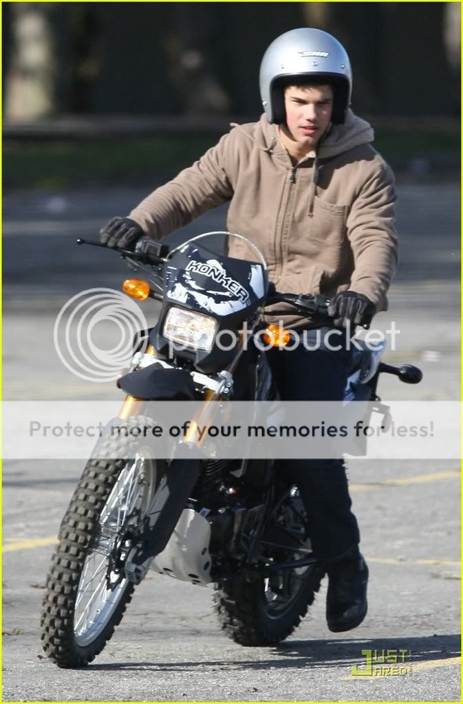 http://i232.photobucket.com/albums/ee236/shadowma1771/Twilight/taylor-lautner-dirt-bike-07.jpg