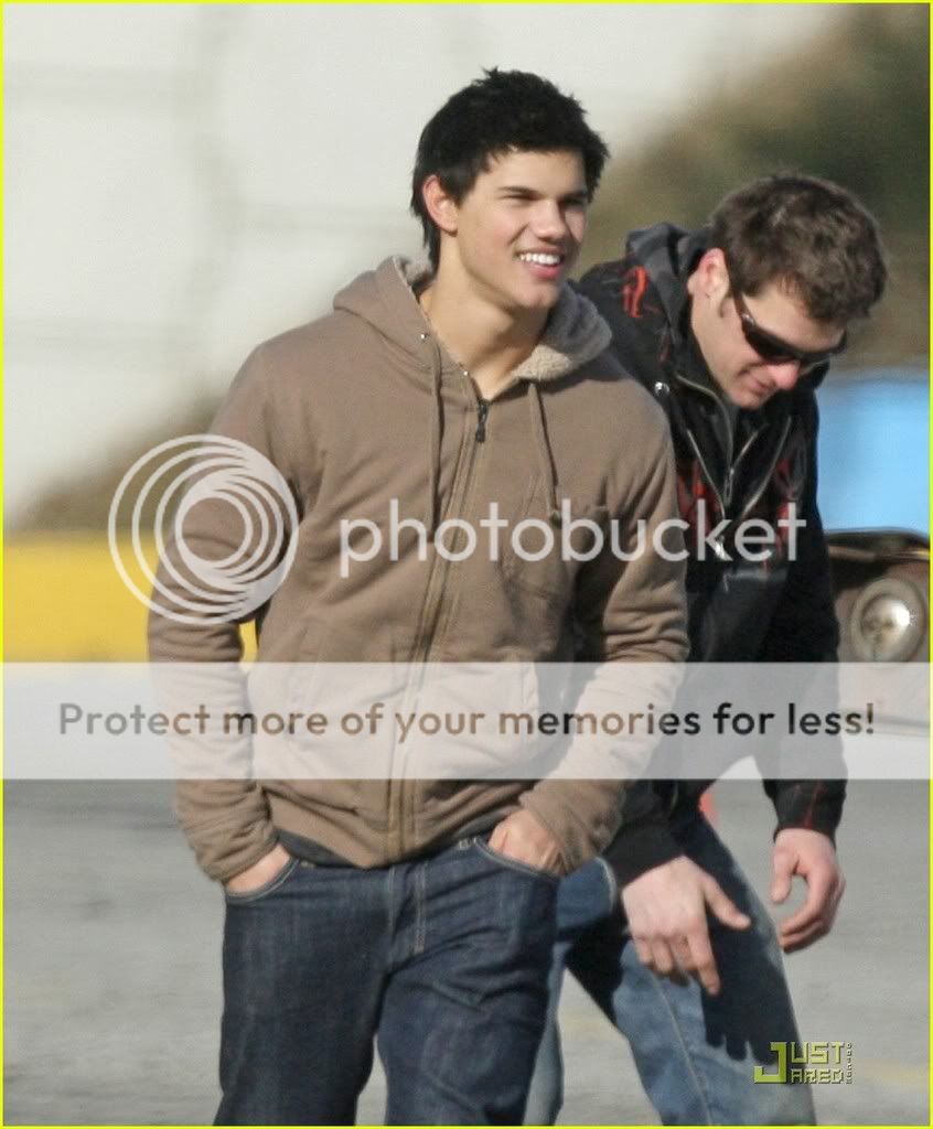 http://i232.photobucket.com/albums/ee236/shadowma1771/Twilight/taylor-lautner-dirt-bike-08.jpg