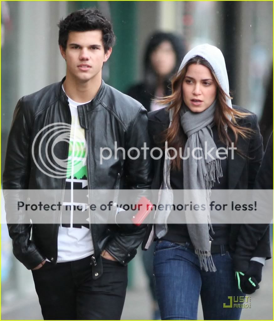 http://i232.photobucket.com/albums/ee236/shadowma1771/Twilight/taylor-lautner-dirt-bike-19.jpg