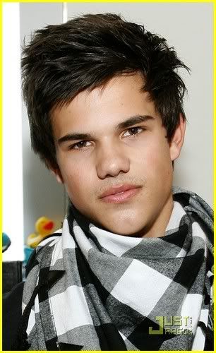 http://i232.photobucket.com/albums/ee236/shadowma1771/Twilight/taylor-lautner-golden-globe-loun-1.jpg