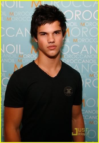 http://i232.photobucket.com/albums/ee236/shadowma1771/Twilight/taylor-lautner-golden-globe-loun-2.jpg