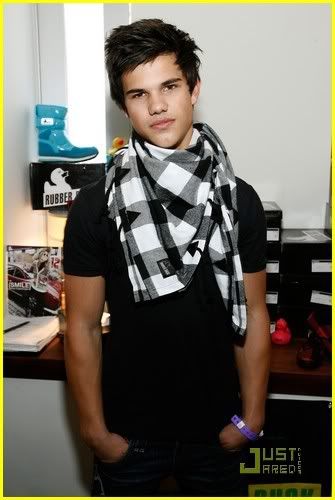 http://i232.photobucket.com/albums/ee236/shadowma1771/Twilight/taylor-lautner-golden-globe-loun-3.jpg