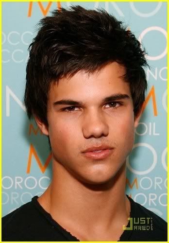 http://i232.photobucket.com/albums/ee236/shadowma1771/Twilight/taylor-lautner-golden-globe-loun-5.jpg