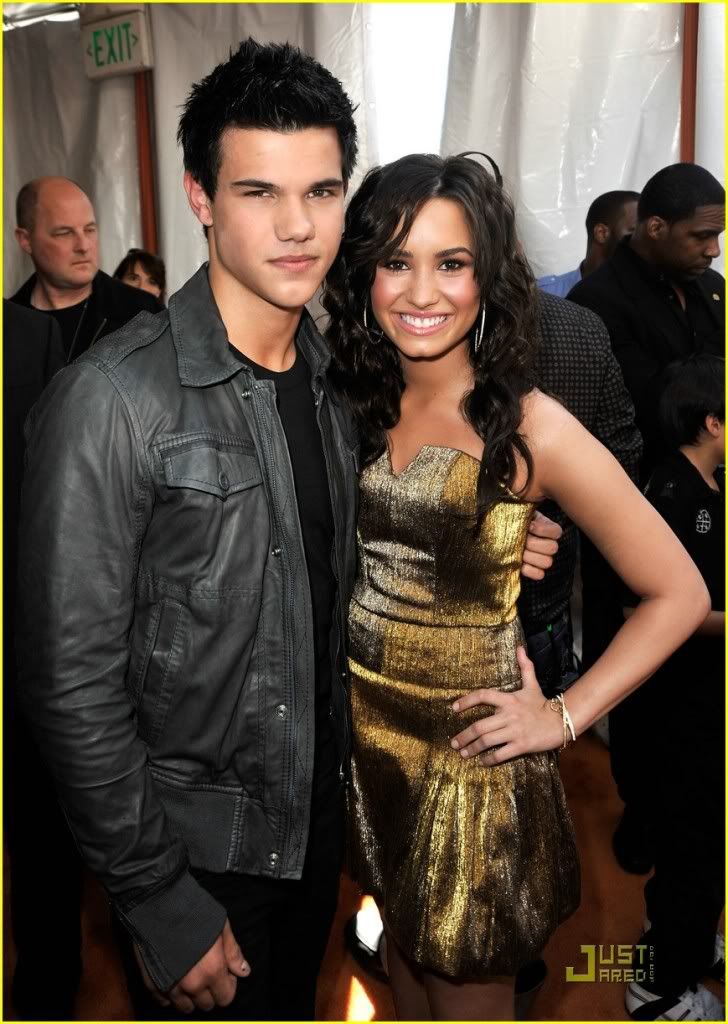 http://i232.photobucket.com/albums/ee236/shadowma1771/Twilight/taylor-lautner-kids-choice-award-3.jpg