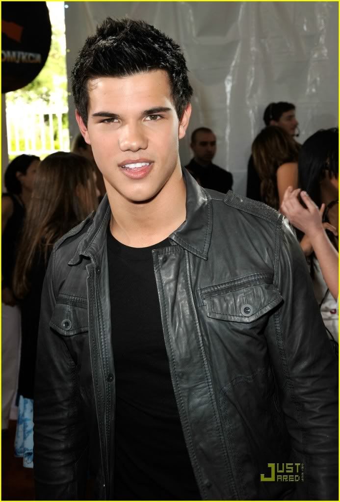 http://i232.photobucket.com/albums/ee236/shadowma1771/Twilight/taylor-lautner-kids-choice-award-4.jpg