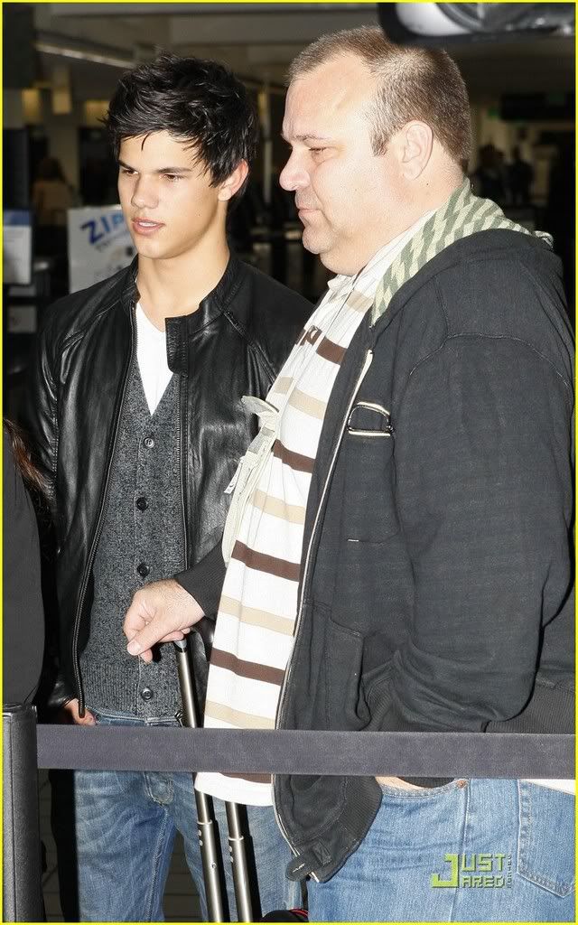 http://i232.photobucket.com/albums/ee236/shadowma1771/Twilight/taylor-lautner-lax-to-vancouver-01.jpg