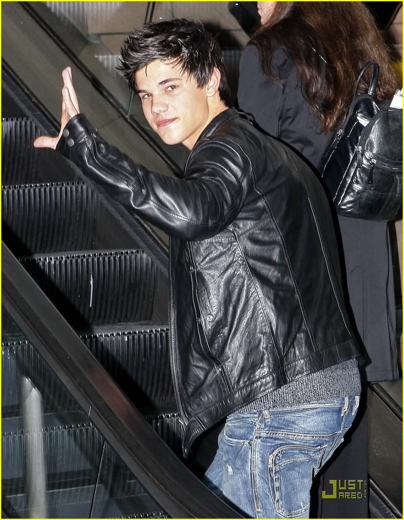 http://i232.photobucket.com/albums/ee236/shadowma1771/Twilight/taylor-lautner-lax-to-vancouver-02.jpg