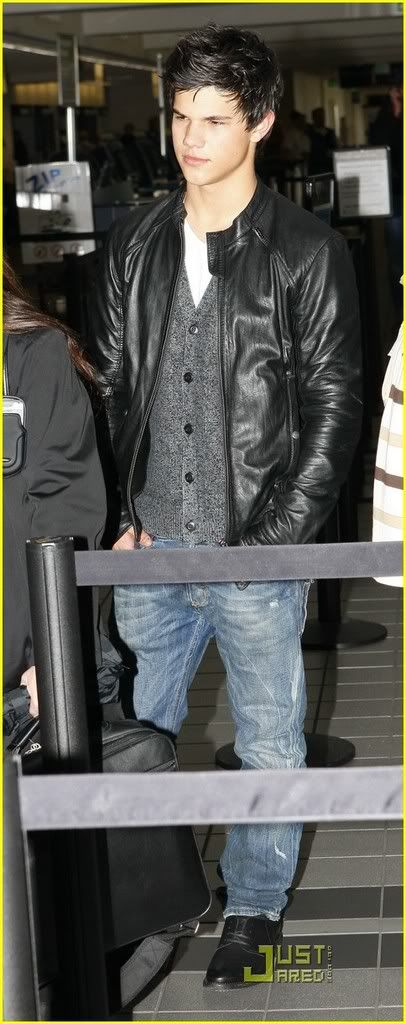 http://i232.photobucket.com/albums/ee236/shadowma1771/Twilight/taylor-lautner-lax-to-vancouver-03.jpg