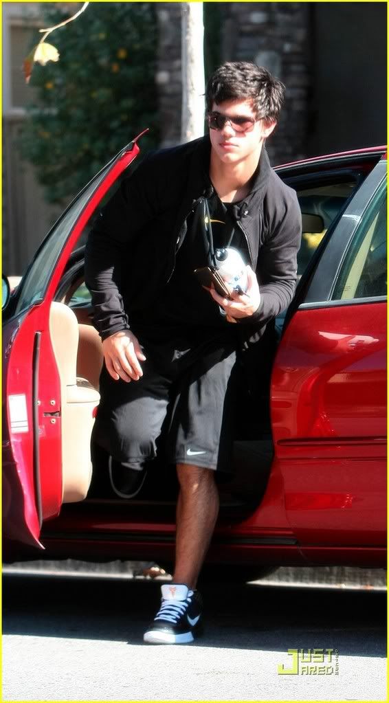 http://i232.photobucket.com/albums/ee236/shadowma1771/Twilight/taylor-lautner-nike-workout-03.jpg