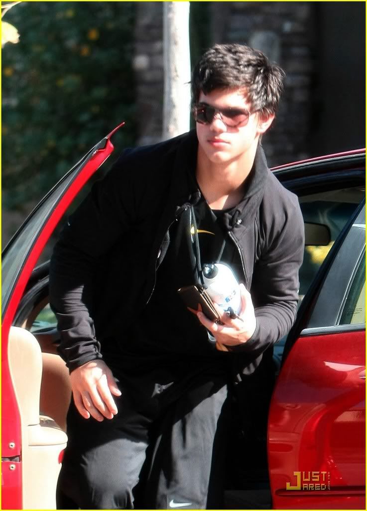 http://i232.photobucket.com/albums/ee236/shadowma1771/Twilight/taylor-lautner-nike-workout-06.jpg