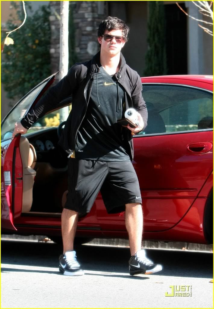 http://i232.photobucket.com/albums/ee236/shadowma1771/Twilight/taylor-lautner-nike-workout-07.jpg