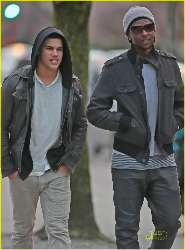 http://i232.photobucket.com/albums/ee236/shadowma1771/Twilight/taylor-lautner-rls-04.jpg