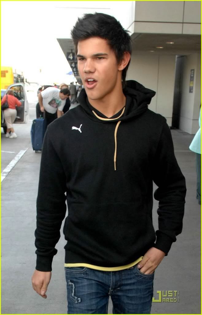 http://i232.photobucket.com/albums/ee236/shadowma1771/Twilight/taylor-lautner-singing-miley-cyr-1.jpg