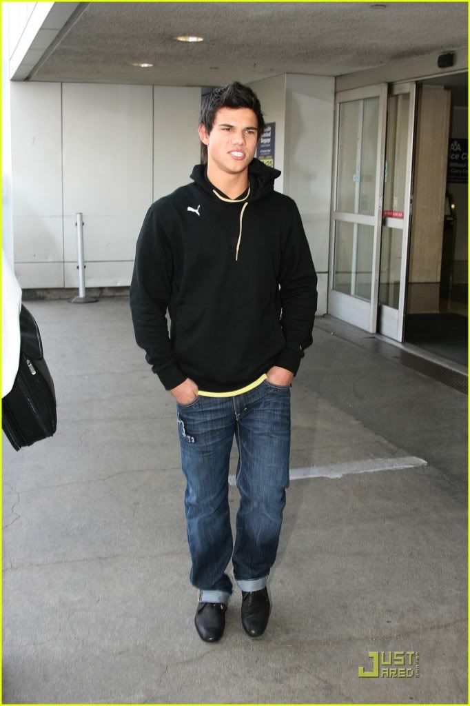 http://i232.photobucket.com/albums/ee236/shadowma1771/Twilight/taylor-lautner-singing-miley-cyr-3.jpg