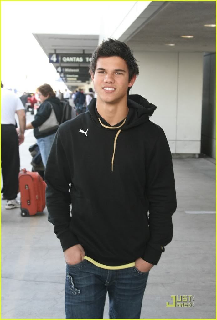 http://i232.photobucket.com/albums/ee236/shadowma1771/Twilight/taylor-lautner-singing-miley-cyr-6.jpg